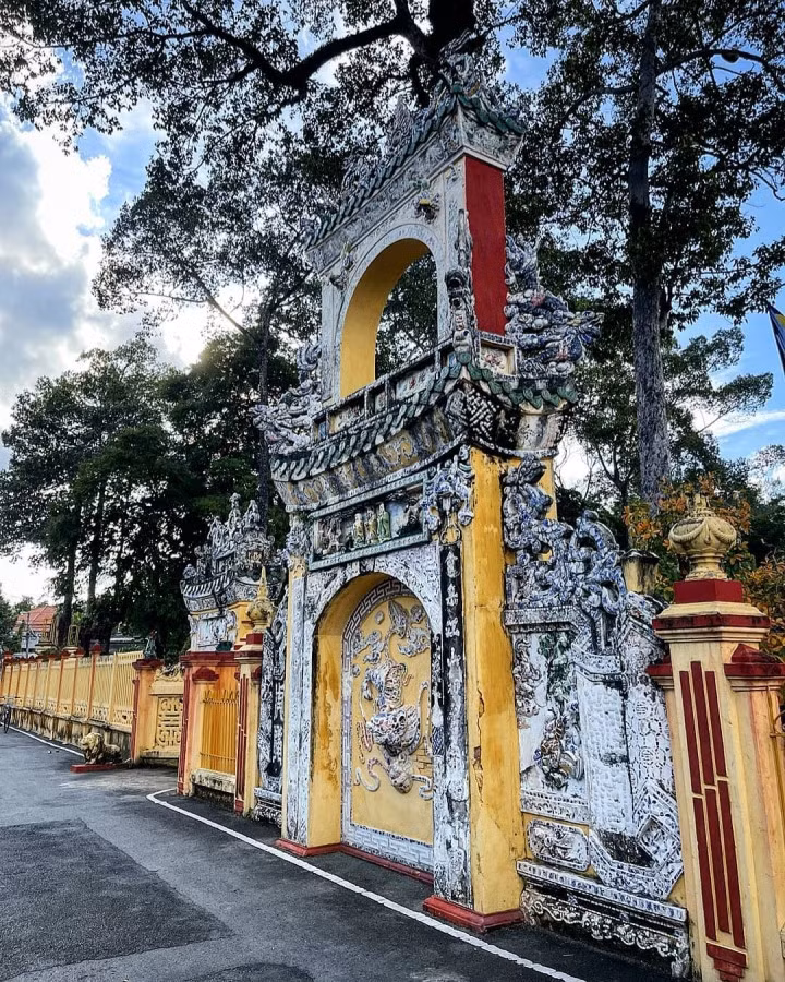 Cổng tam quan với họa tiết điêu khắc tỉ mỉ ở chùa. (Ảnh: huysilom)