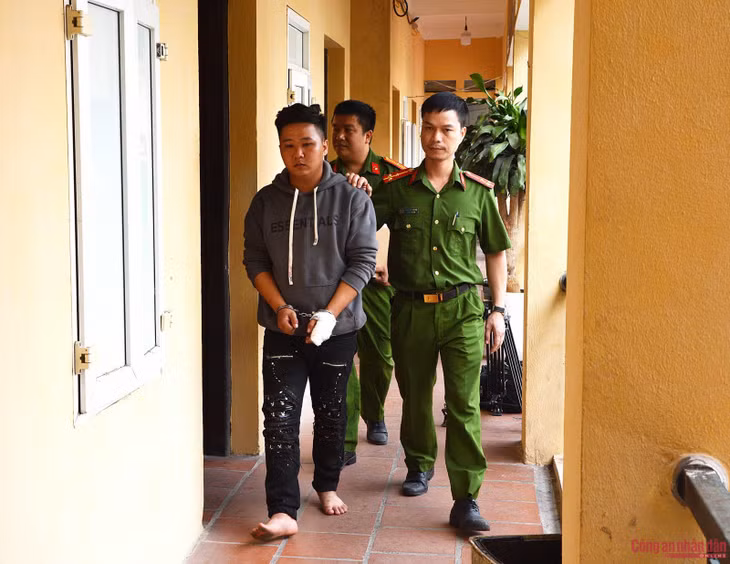 Công an Bắc Ninh dẫn giải đối tượng Hoàng.