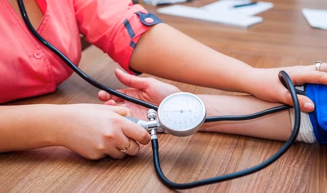 Hãy đi gặp bác sĩ để được tìm ra nguyên nhân của bệnh huyết áp thấp.