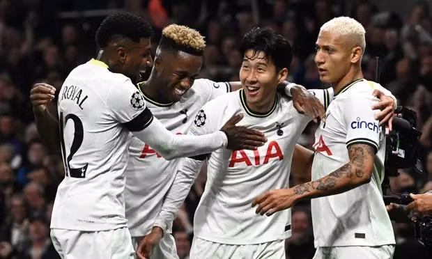 Son chia vui với đồng đội sau khi ghi bàn vào lưới Frankfurt. Ảnh: Reuters.