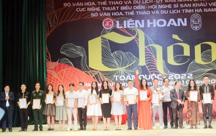 Các đồng chí lãnh đạo tỉnh Hà Nam và Bộ Văn hóa, Thể thao và Du lịch trao giải thành phần sáng tạo.