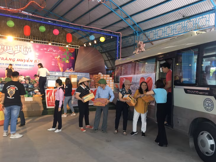 CLB Nữ doanh nhân TX Đông Triều vận chuyển hàng hóa ủng hộ đồng bào miền Trung.