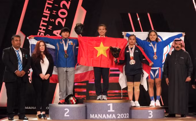 Phạm Thị Hồng Thanh trên bục nhận huy chương tại Bahrain ngày 11/10.