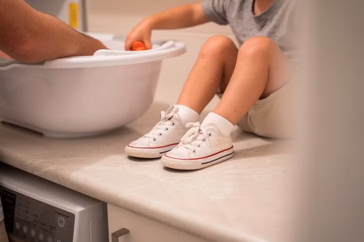 Trẻ em, phụ nữ có thai, người cao tuổi... là những nhóm có nguy cơ cao khi mắc đậu mùa khỉ. Ảnh minh họa: kelli_mcclintock.