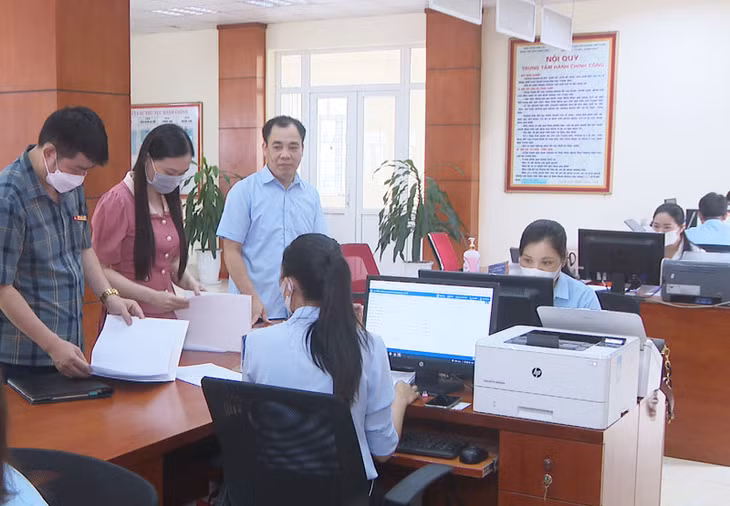 Đoàn giám sát huyện Bình Liêu kiểm tra đột xuất tại Trung tâm Hành chính công huyện.