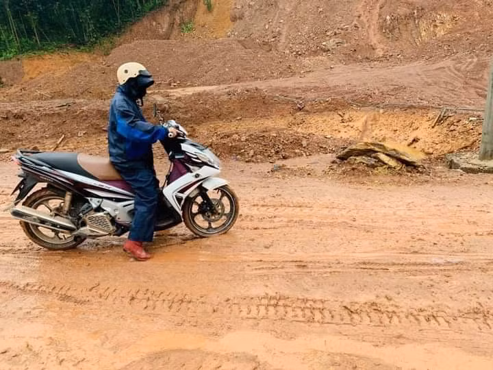 Cô giáo Hoàng Thị Hiền, dạy ở Điểm trường Đồng Dằm, Trường Tiểu học Đạp Thanh, di chuyển qua khu sạt lở ở đèo Khe Há (xã Đạp Thanh) rất vất vả mới tới trường (tháng 8/2022).