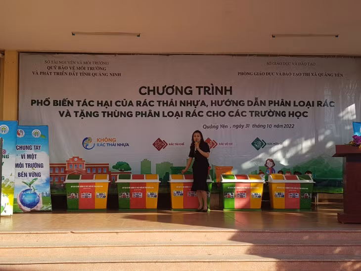 Bà Phan Thị Duyên, Phó Giám đốc Quỹ Bảo vệ môi trường và Phát triển đất tỉnh Quảng Ninh, hướng dẫn phân loại rác tại nguồn.