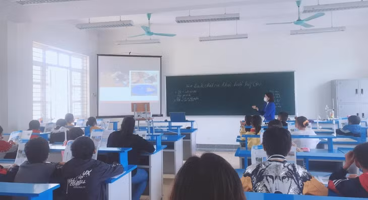 Trang bị phòng học thông minh tại huyện Ba Chẽ. Ảnh minh họa.