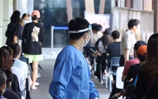 Người dân xếp hàng chờ xét nghiệm COVID-19 tại Seoul, Hàn Quốc, ngày 10/8/2022. (Ảnh: Yonhap/TTXVN)
