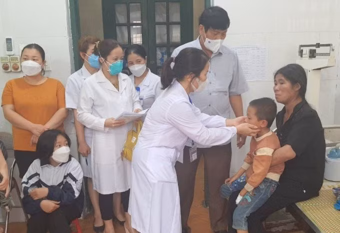 Bác sĩ Trung tâm Kiểm soát Bệnh tật tỉnh Bắc Kạn khám, lấy mẫu xét nghiệm cho bệnh nhi tại khoa Nhi, Trung tâm Y tế huyện Chợ Đồn. Ảnh: CDC Bắc Kạn cung cấp