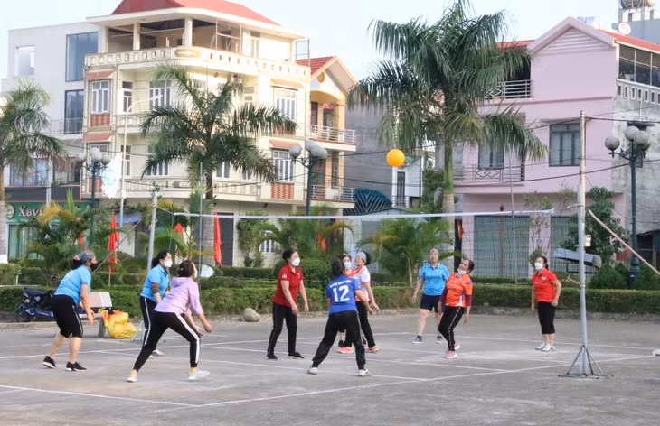 Đội bóng chuyền hơi nữ (thị trấn Bình Liêu, huyện Bình Liêu) tập luyện vào các buổi sáng hàng ngày.