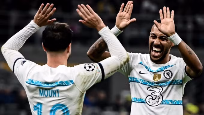 Sau 5 năm, Aubameyang (phải) mới lại ghi bàn ở hai trận liên tiếp tại Champions League. Ảnh: AP