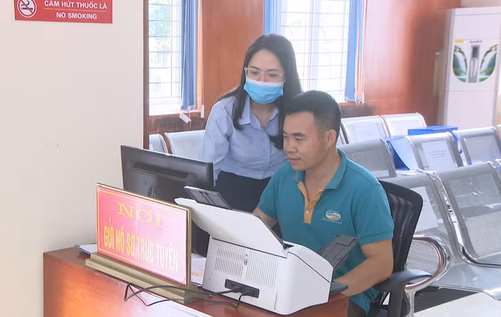 Cán bộ Trung tâm Hành chính công huyện Bình Liêu hướng dẫn công dân nộp TTHC trực tuyến.