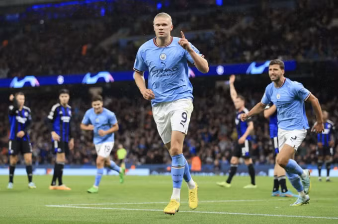 Haaland mừng bàn mở tỷ số, bằng cách giơ một ngón tay, trước Copenhagen trên sân Etihad, Manchester, Anh tối 5/10. Ảnh: UEFA