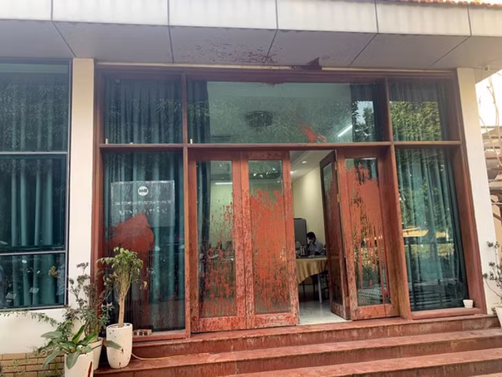 Một trong các địa điểm bị ném chất bẩn.