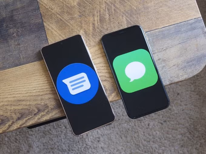 Biểu tượng Mesages trên smartphone Android (trái) và iMessage trên iPhone. Ảnh: Android Central