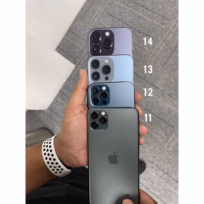 Kích thước cụm camera trên iPhone tăng dần trên từng phiên bản (Ảnh: Twitter).