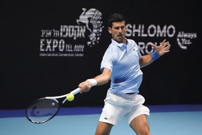 Djokovic chỉ còn cách chức vô địch Tel Aviv Open hai trận đấu (Ảnh: AP).