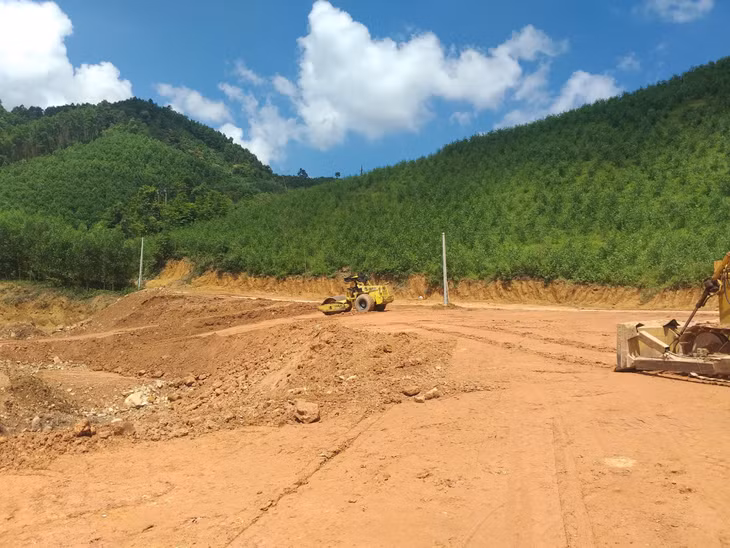 Tuyến đường từ xã Sơn Dương vào trung tâm xã Đồng Sơn (TP Hạ Long) đang được đơn vị thi công đẩy nhanh tiến độ.