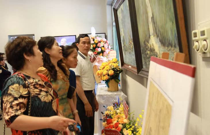 Đại biểu và công chúng yêu mỹ thuật tham quan triển lãm.