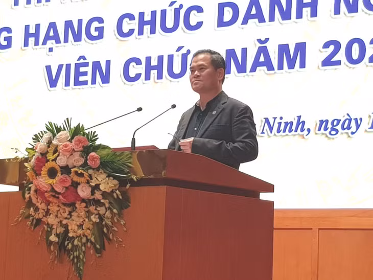 Đồng chí Bùi Văn Khắng, Phó Chủ tịch UBND tỉnh, Chủ tịch Hội đồng thi phát biểu khai mạc.
