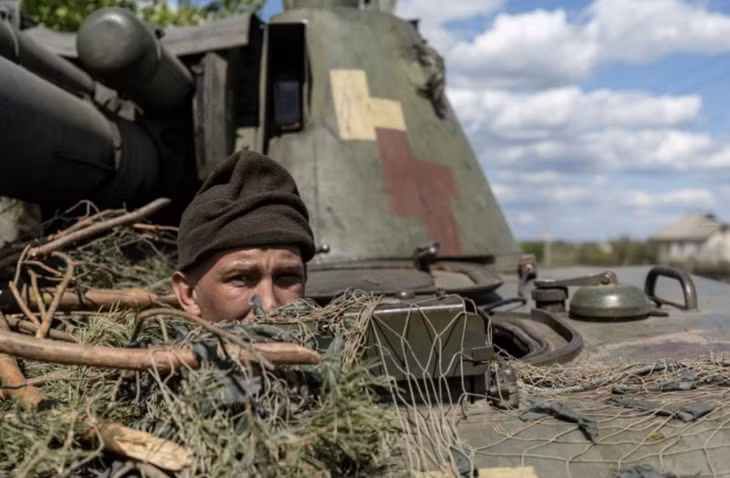 Một binh sĩ Ukraine quan sát từ bên trong xe tăng, tại thành phố tiền tuyến Lyman. Ảnh: Reuters