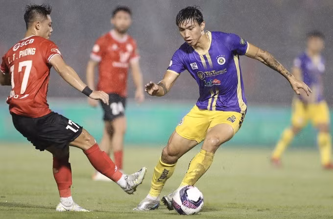 Văn Hậu (phải) ghi bàn thứ hai tại V-League mùa này. Ảnh: Đức Đồng.