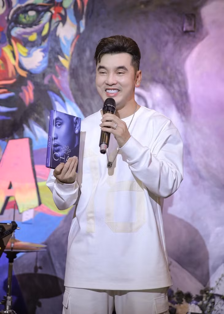 Ưng Hoàng Phúc giới thiệu sách Chạm.