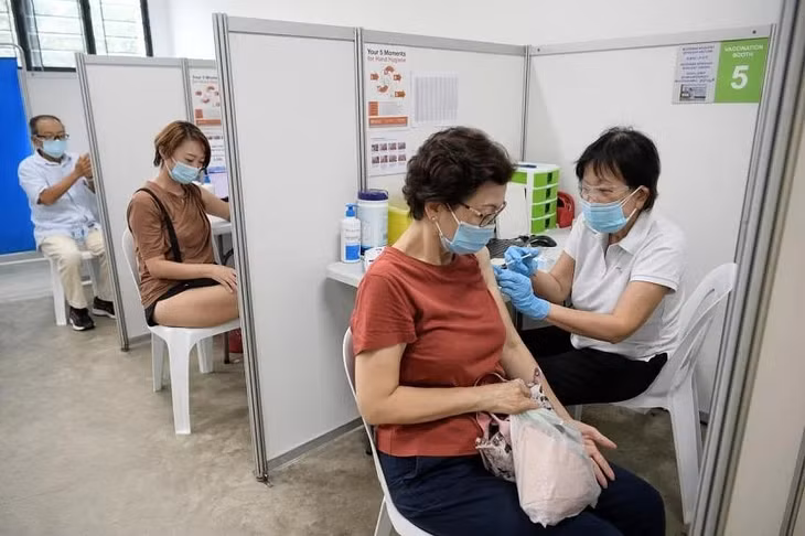 Nguy cơ nhiễm biến chủng XBB với người chưa từng mắc Covid-19 tương đương người nhiễm virus trước tháng 10 năm ngoái. Ảnh: Straitstime.