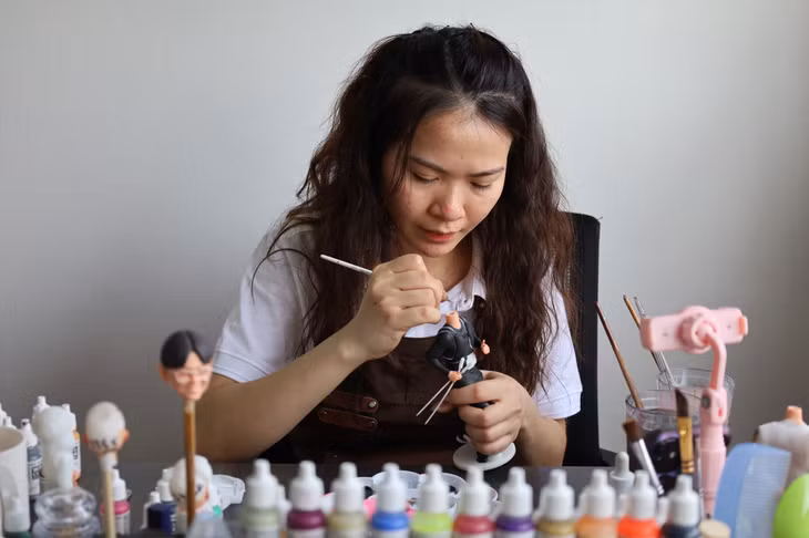 “Thổi hồn” vào tượng đòi hỏi người thợ phải có tính mỹ thuật cao. Ảnh: Nguyễn Thúy.