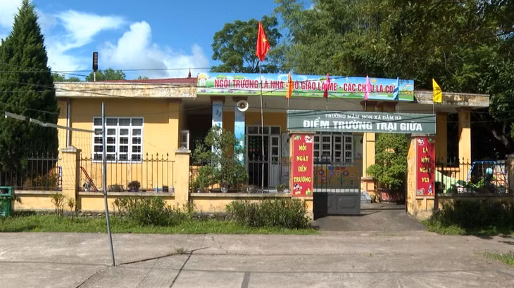 Điểm trường Trại Giữa, thôn Trại Giữa, xã Đầm Hà (Đầm Hà) sau 3 năm xóa bỏ không được đầu tư cải tạo đang xuống cấp nhưng vẫn phải trưng dụng cho học sinh học.