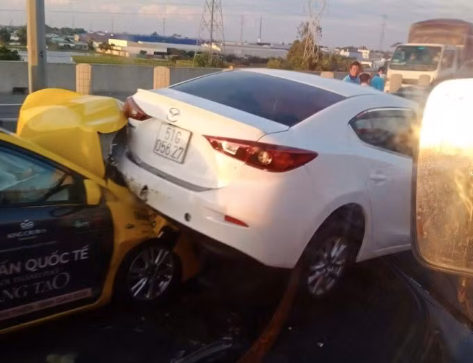 Xe taxi bị hư hỏng nặng nằm gối lên ôtô 4 chỗ sau tai nạn. Ảnh: Minh Tâm