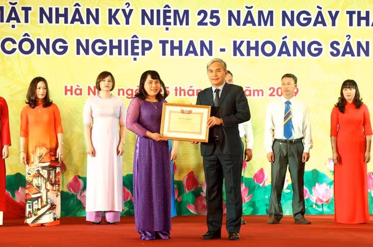 ĐC Vũ Anh Tuấn-UVBTV Tỉnh ủy, Bí thư Đảng ủy Than Quảng Ninh, Phó Tổng Giám đốc Tập đoàn CN Than-Khoáng sản Việt Nam, tặng bằng khen cho tập thể phân xưởng PVĐS