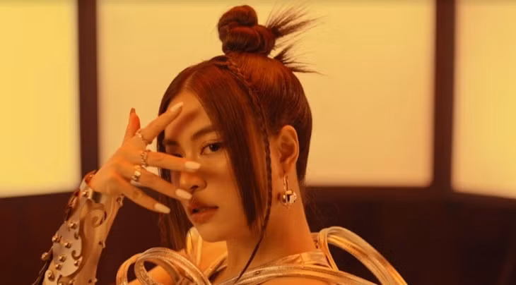 Hoàng Thùy Linh lột xác trong MV mới.