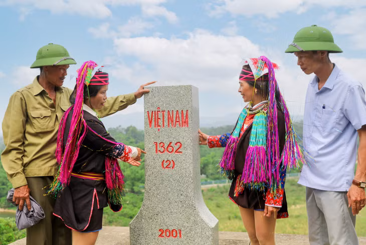 Là thôn giáp biên, Lục Phủ có chiều dài khoảng 15km với 5 cột mốc biên giới. Cùng với tuyên truyền, vận động người dân phát triển kinh tế, xây dựng đời sống văn hóa, anh Tú cùng người dân trong thôn thường xuyên kiểm tra khu vực các cột mốc biên giới, góp phần đảm bảo an ninh trật tự nơi biên cương.