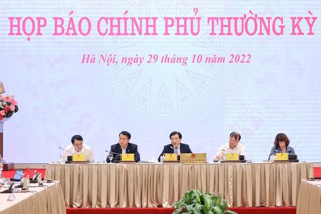 Đại diện lãnh đạo các bộ, ngành làm rõ, trả lời các câu hỏi của phóng viên tại họp báo Chính phủ thường kỳ tháng 10/2022 - Ảnh: VGP/Nhật Bắc