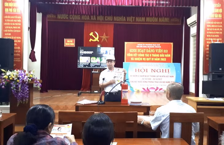 Ông Hoàng Quốc Lâm tuyên truyền công tác PCCC đến nhân dân khu phố Quang Trung (phường Mạo Khê, Đông Triều).