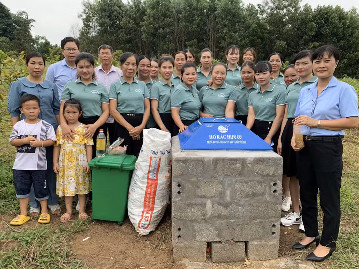 Hội Phụ nữ xã Minh Cầm (huyện Ba Chẽ) ra mắt mô hình xử lý rác thải hữu cơ hộ gia đình.