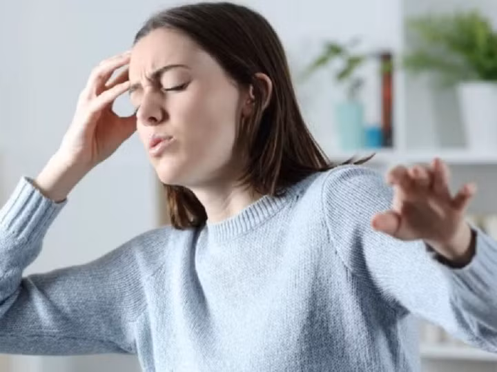 Nhịp tim bất ổn, huyết áp quá cao hoặc quá thấp, nhiễm trùng tai… có thể khiến một người bị chóng mặt. (Ảnh minh họa)