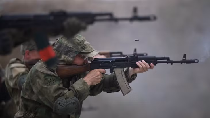 Lính tình nguyện bắn súng trường Kalashnikov tại một trung tâm huấn luyện lực lượng đặc biệt ở Gudermes, Chechnya, LB Nga Ảnh: RIA
