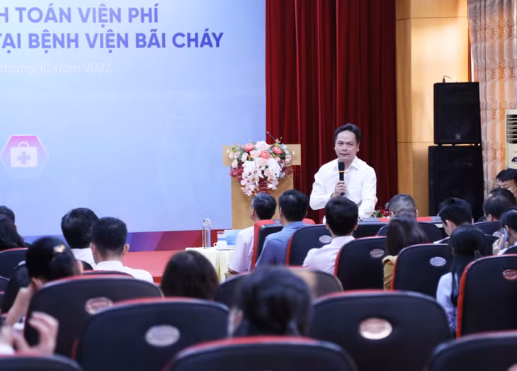 Ông Nguyễn Văn Đức, Giám đốc VietinBank Bãi Cháy giới thiệu và giải đáp thắc mắc của đại diện các cơ sở y tế về giải pháp thanh toán qua QR Code động.