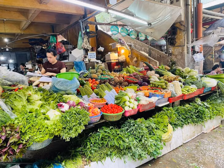 Nguồn cung lương thực, thực phẩm trong nước dồi dào là yếu tố giảm áp lực giá.