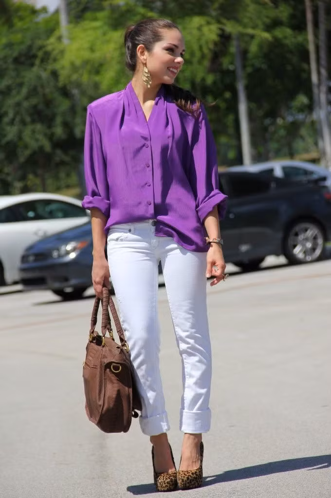 Áo sơ mi màu tím đậm và quần jeans trắng giúp chị em vừa thanh lịch, vừa năng động (Ảnh: In Style).