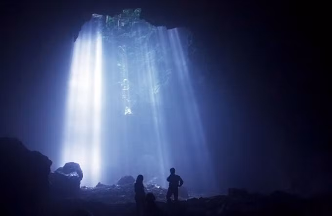 Hang Cắc Cớ, Thanh Oai, Hà Nội Chùa Thầy nằm dưới chân núi Sài, huyện Quốc Oai, và là nơi hành hương của thiền sư Từ Đạo Hạnh, một nhà sư nổi tiếng dưới thời vua Lý Nhân Tông. Điểm đến này còn được biết đến với giai thoại về bể xương người bên trong hang. Du khách tới Quốc Oai cùng gia đình còn có thể khám phá Khu vui chơi giải trí Baara Land. Với những du khách hành hương và mong muốn ghé thăm một địa điểm tâm linh nổi tiếng khác, chùa Hương là gợi ý, cách chùa Thầy khoảng 55 km. Ảnh: Xóm nhiếp ảnh