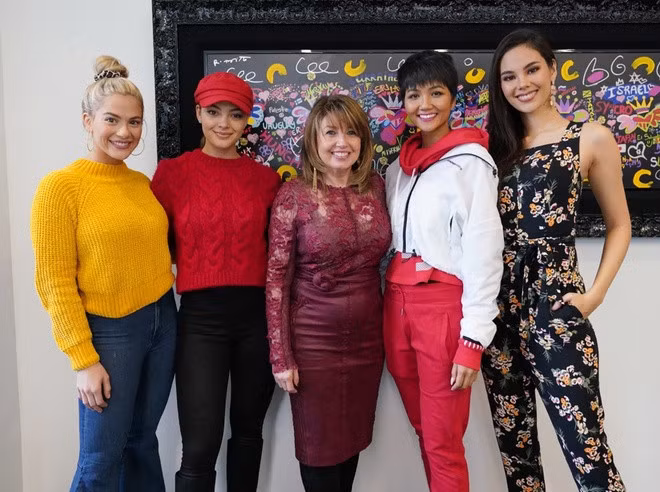 H'Hen Niê chụp ảnh cùng bà Paula Shugart và 3 Hoa hậu Hoàn vũ tại trụ sở của Miss Universe năm 2019. Ảnh: H'Hen Niê.