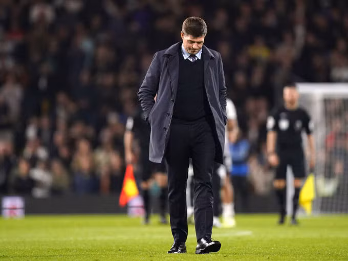 Gerrard cúi đầu rời sân sau thất bại 0-3 trên sân Fulham. Ảnh: AP