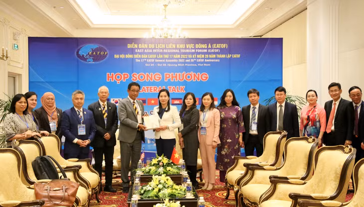 Đoàn đại biểu tỉnh Quảng Ninh làm việc song phương và trao nhận quà lưu niệm với đoàn đại biểu bang Sarawak (Malaysia).