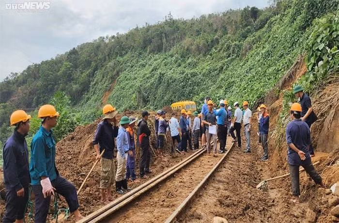 Tổng công ty Đường sắt huy động nhân lực, vật lực tập trung triển khai phương án khắc phục suốt ngày đêm, nỗ lực thông đường. (Ảnh: ĐSVN)
