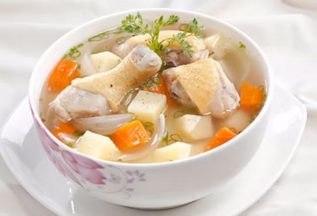 Món ăn từ thịt gà giúp người bệnh sốt xuất huyết nhanh hồi phục.