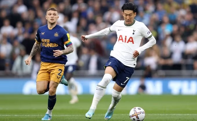 Son Heung-min đua tốc độ với đồng đội cũ Kierran Trippier trong trận đấu ở sân Tottenham ngày 23/10. Ảnh: Sky